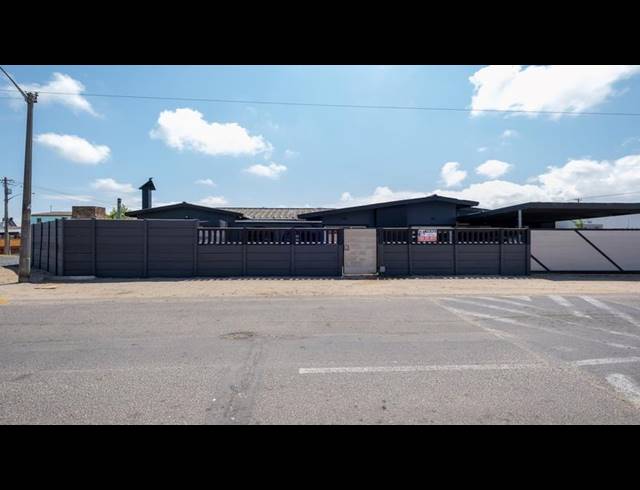 4 BEDROOM HOUSE FOR SALE IN UITSIG